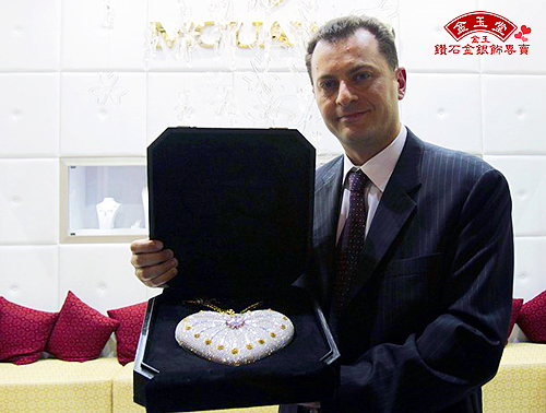 世界上最昂貴手包　鑲4517顆鑽石重近400克拉